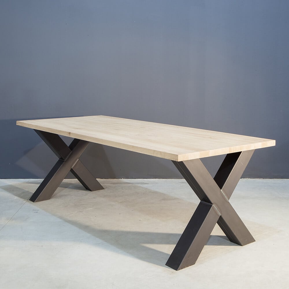 houder mogelijkheid spoor Massief eiken tafel met industrië'le kruispoot - Concept Table