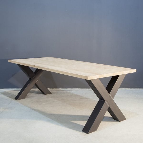 Massief eiken tafel met industriële kruispoot K-3 ZW Kaal | Concept Table