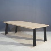 Moderne eettafel met schuine poten - Concept Table