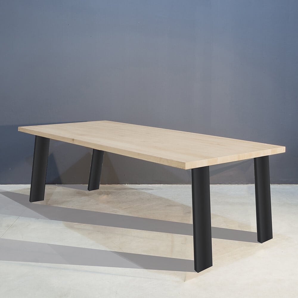 Lee Storing galblaas Moderne eettafel met schuine stalen poten - Concept Table