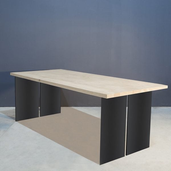 Moderne tafel met industrieel zwart stalen poten Kaal | Concept Table