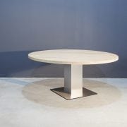 Ronde eikenhouten eettafel met RVS kolompoot Kaal | Concept Table