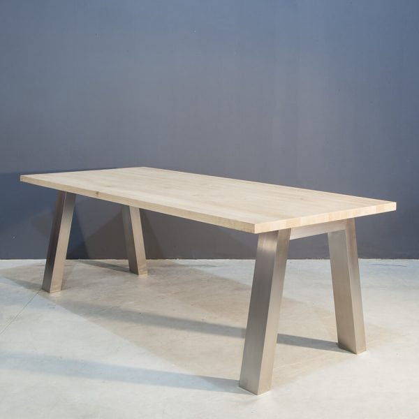 Stoere massieve eettafel met RVS Kaal | Concept Table